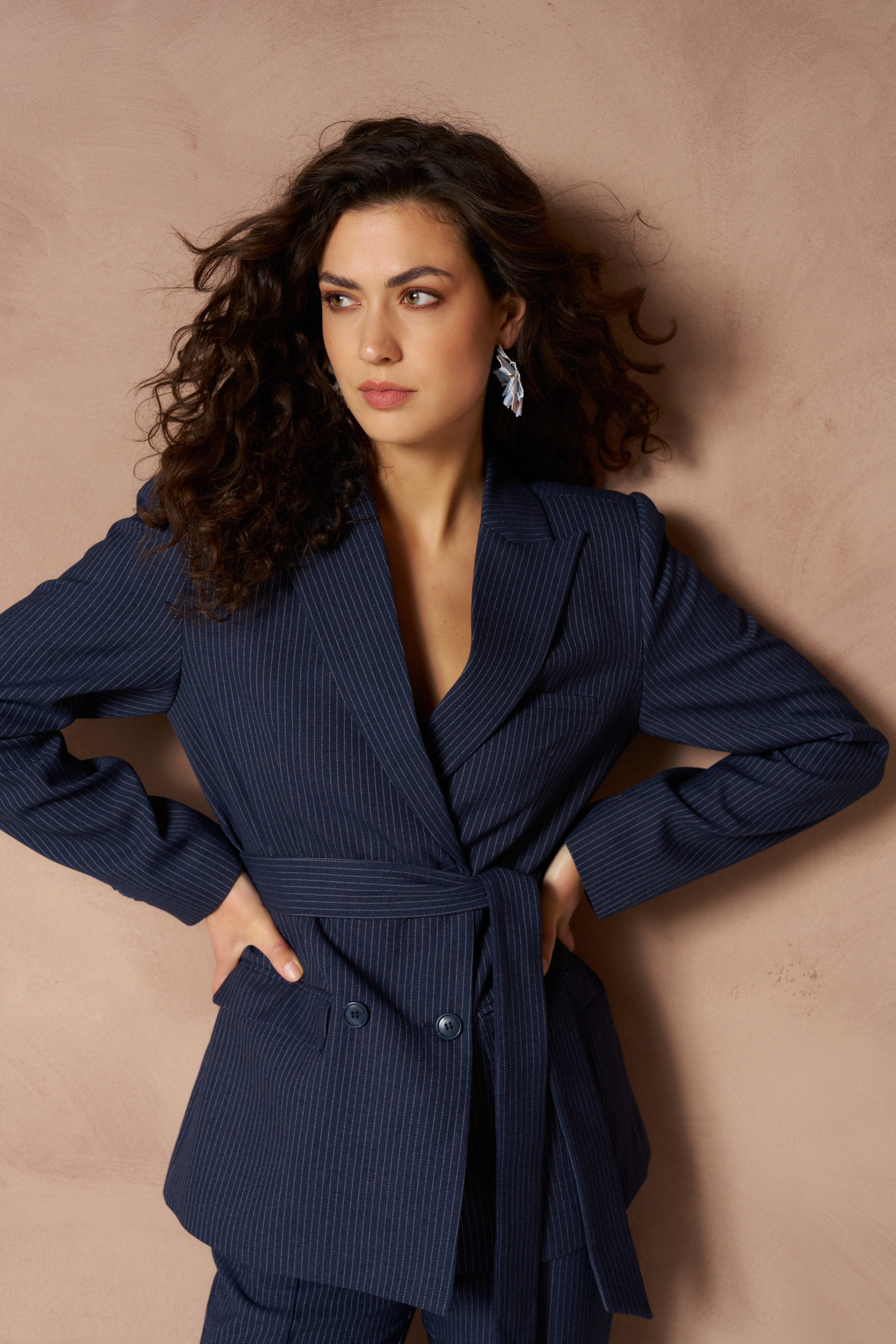 Blazer Ilana - Pinstripe Tailored Donkerblauw – Getailleerde krijtstreep blazer met strikceintuur | Jo&Co Club