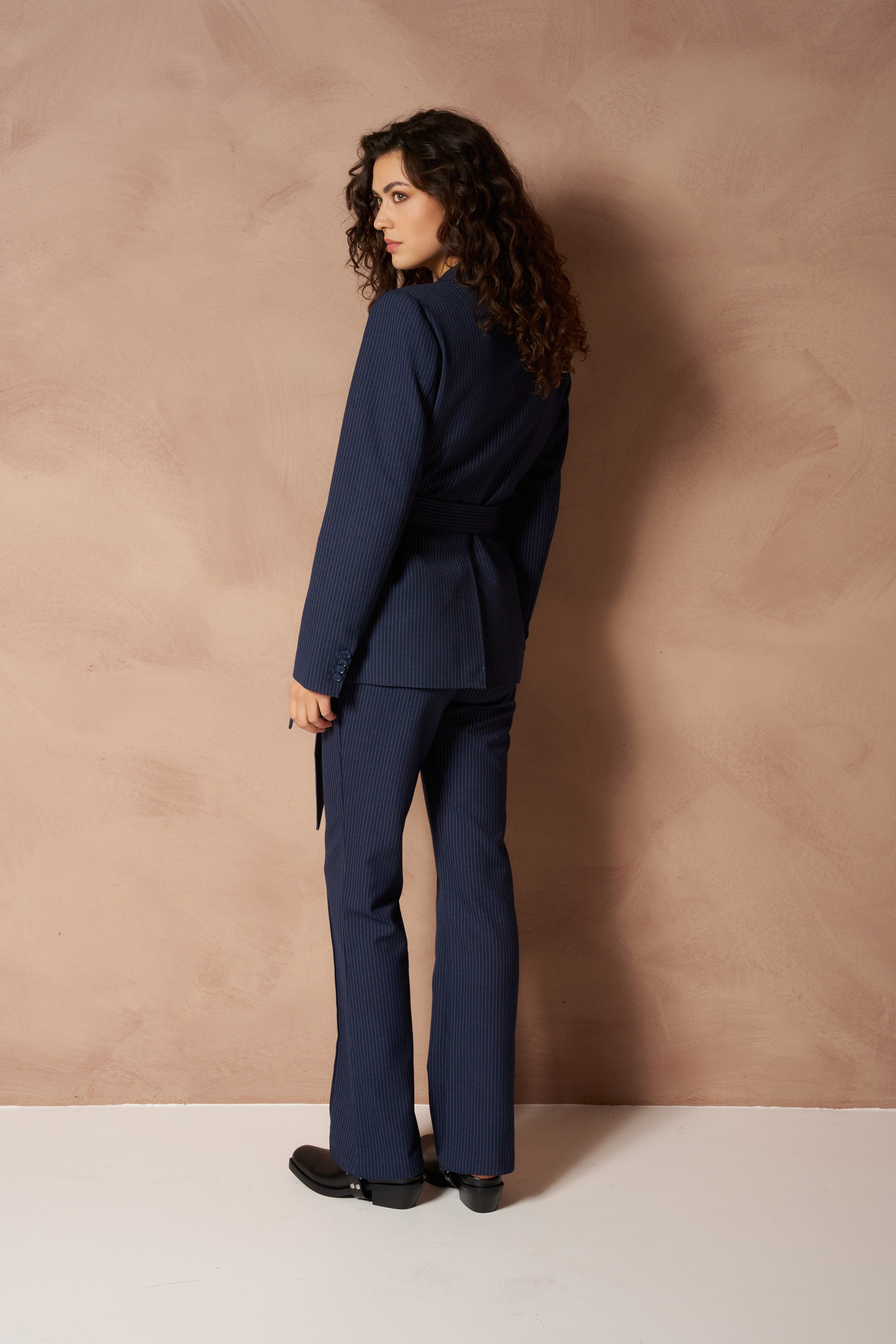 Blazers Ilana - Pinstripe Tailored Dark Blue – Krijtstreep blazer met ceintuur, van achteren | Jo&Co Club