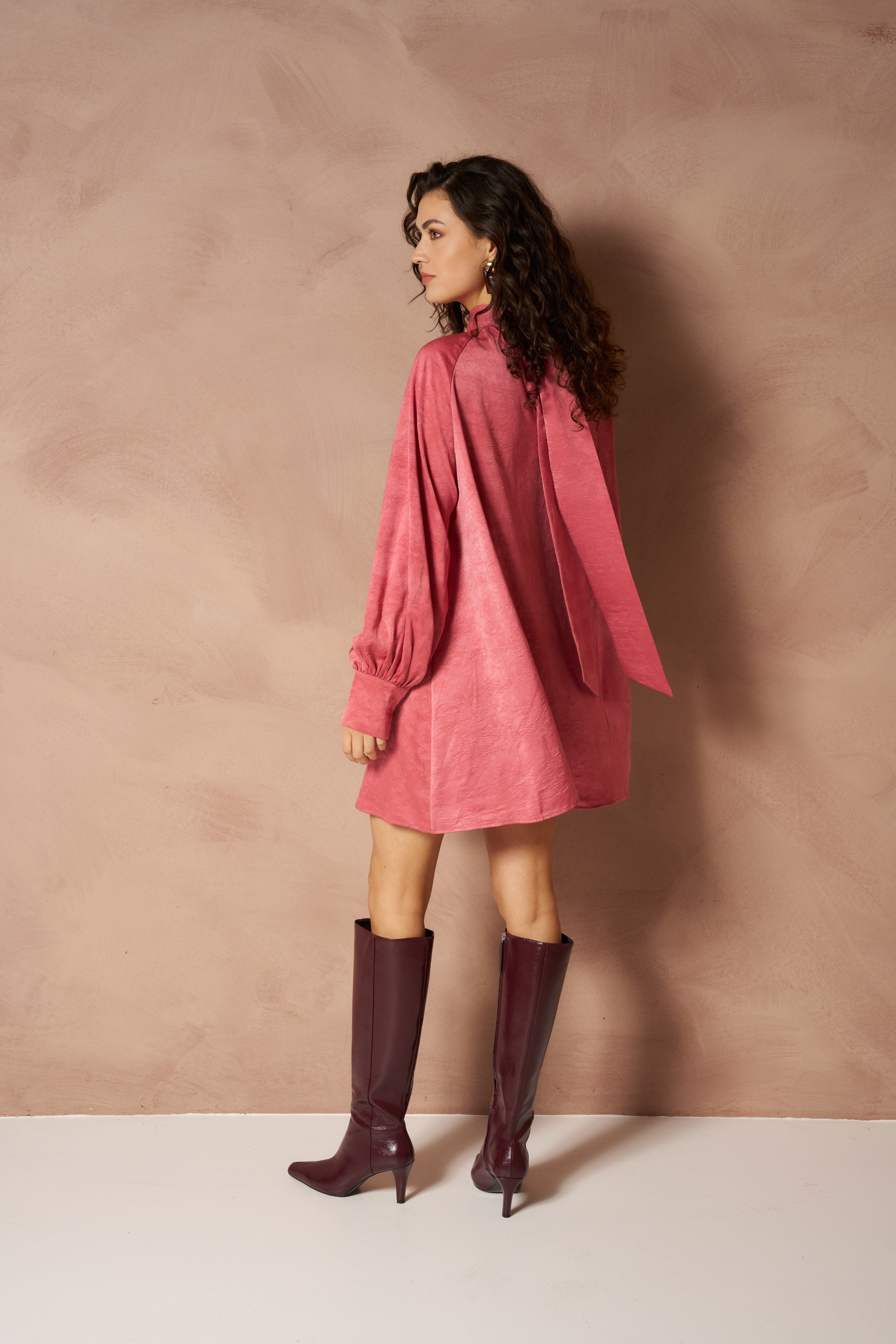 Jurken Luvi - Mini Bow Neck Coral – losvallende mini-jurk met strik | Jo&Co Club