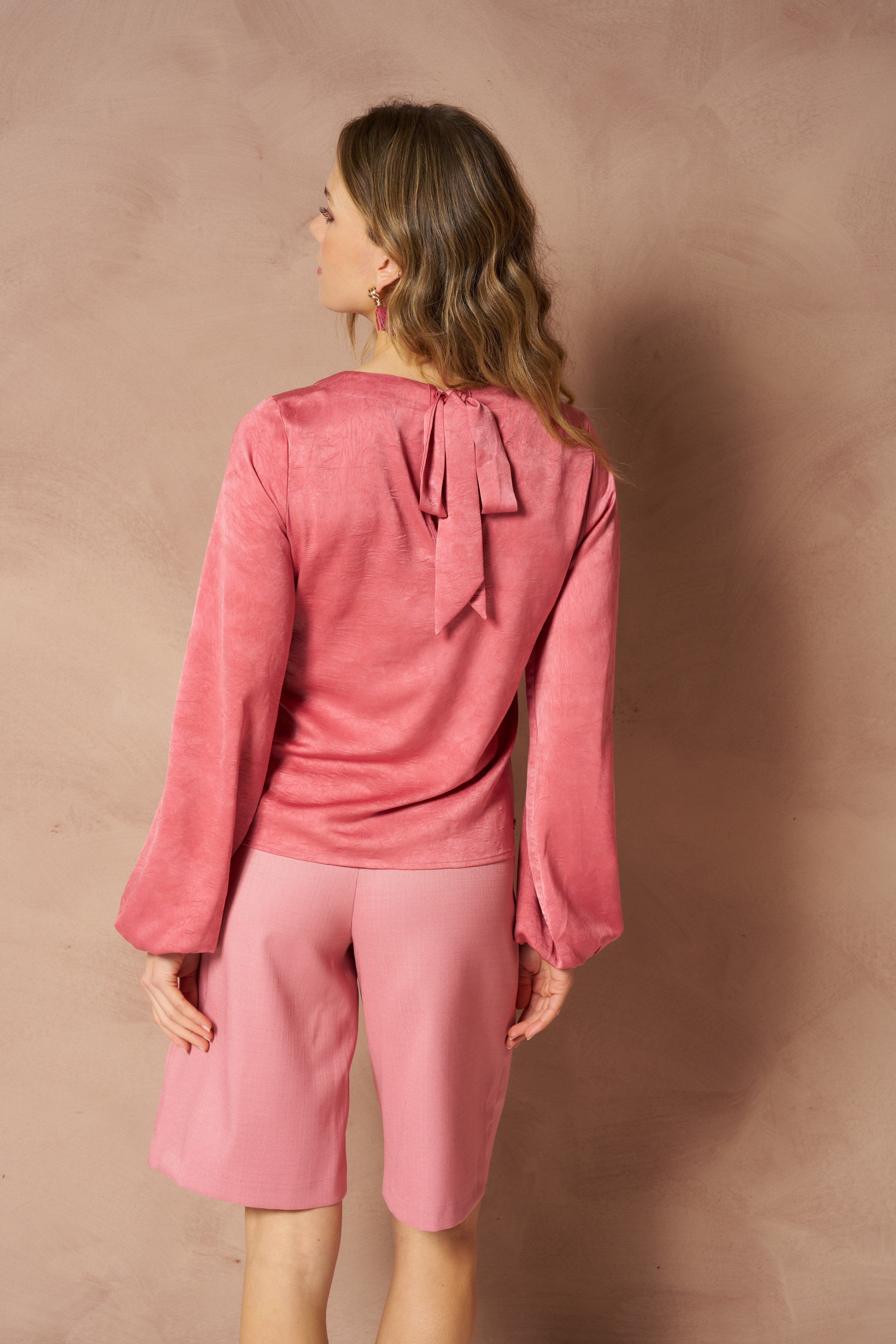 Shorts Kimi - Structure Tailored koraalroze – achterkant op model | Jo&Co Club