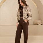 Model draagt jacket noot van lofty manner in rustige omgeving.