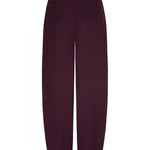 Achterkant van een broek in aubergine, vrijstaand gefotografeerd op een witte achtergrond | Ydence Blythe | Jo&Co Club