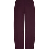 Achterkant van een broek in aubergine, vrijstaand gefotografeerd op een witte achtergrond | Ydence Blythe | Jo&Co Club