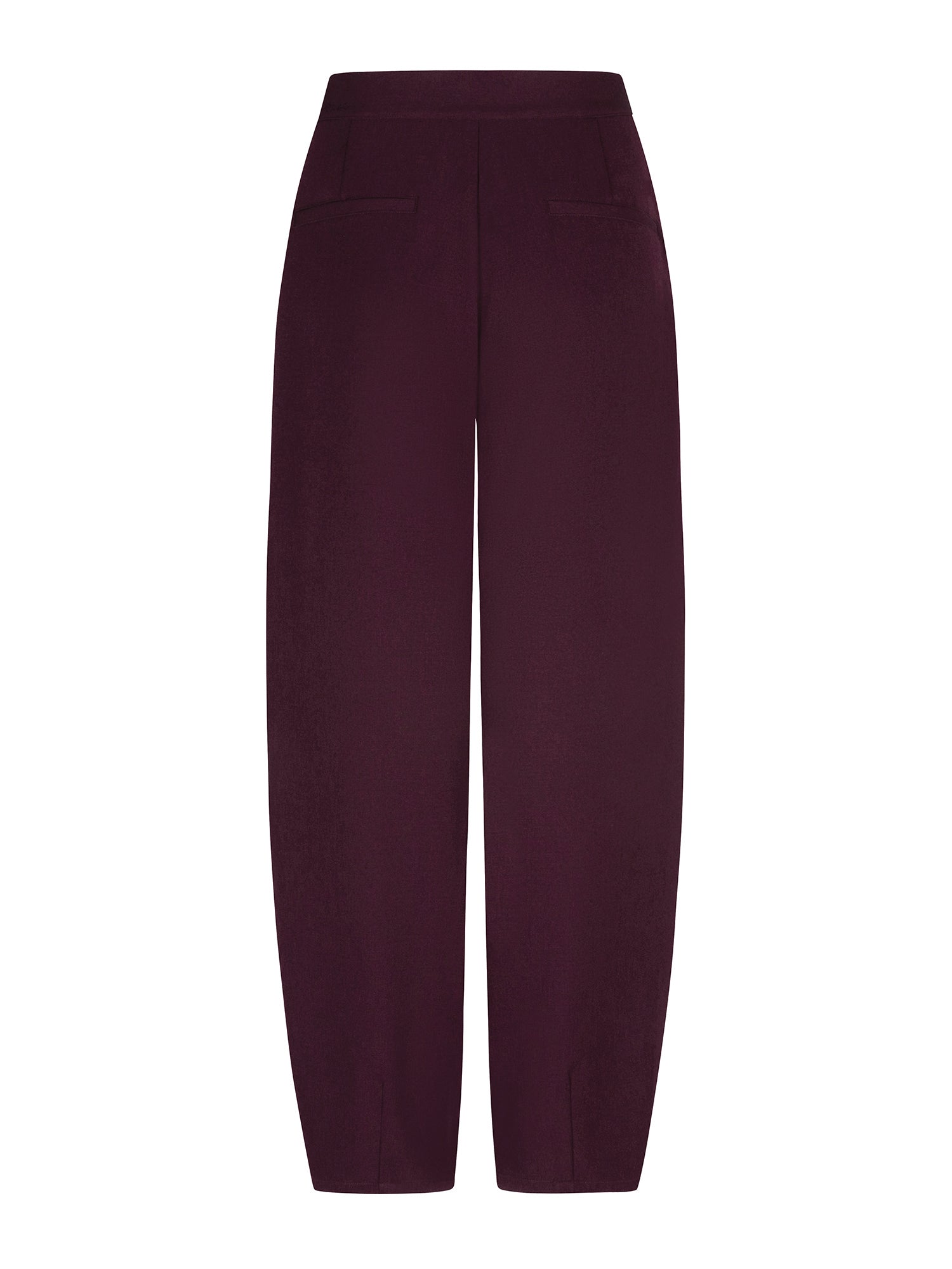 Achterkant van een broek in aubergine, vrijstaand gefotografeerd op een witte achtergrond | Ydence Blythe | Jo&Co Club