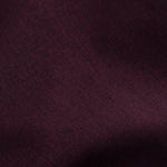 Detailopname van de stof van een broek in aubergine | Ydence Blythe | Jo&Co Club
