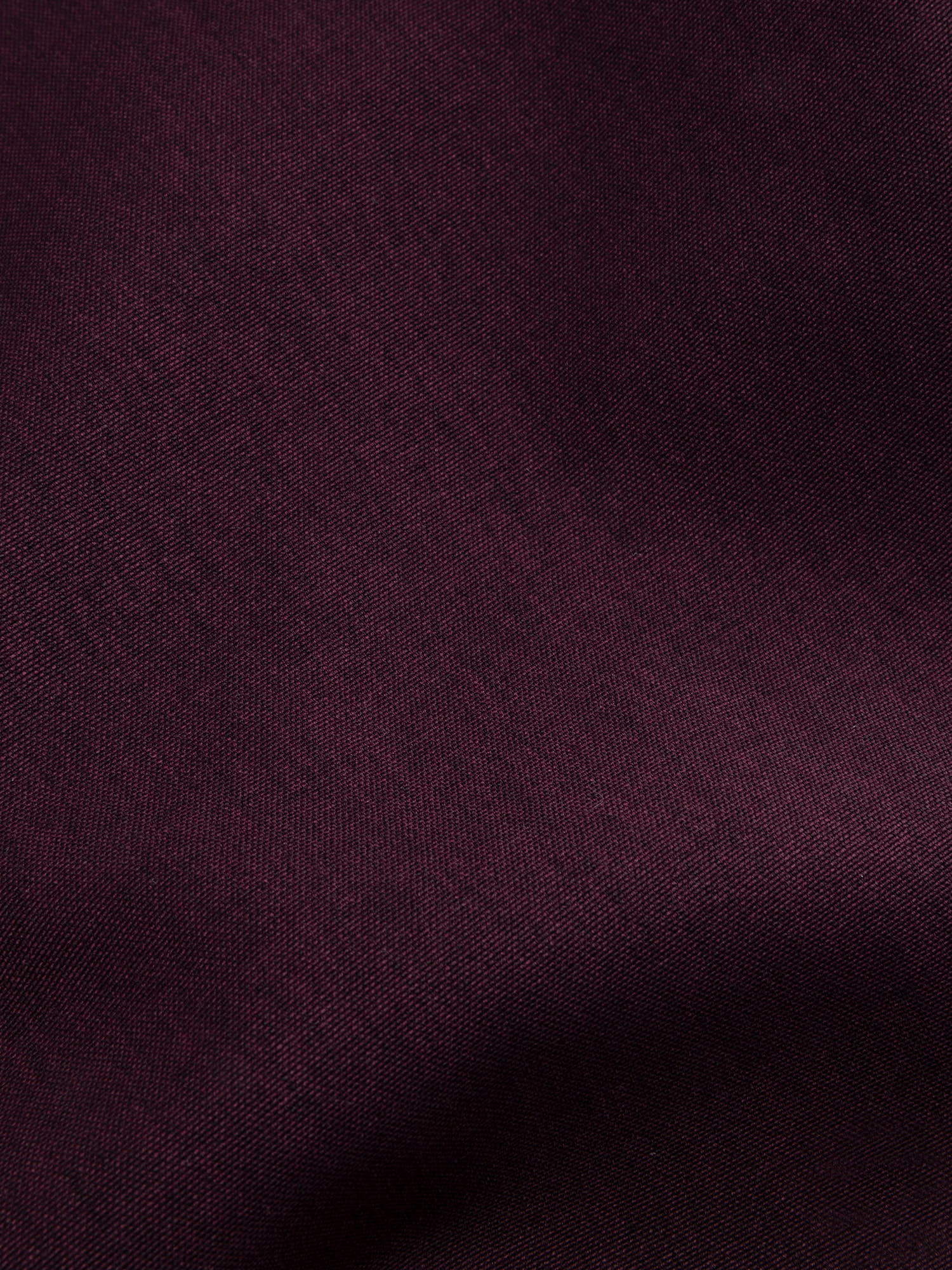 Detailopname van de stof van een broek in aubergine | Ydence Blythe | Jo&Co Club