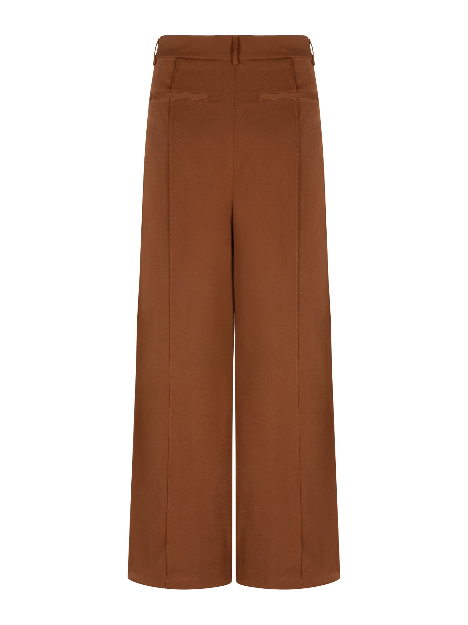 Achterkant van een broek in camel, vrijstaand gefotografeerd op een witte achtergrond | Ydence Geneve | Jo&Co Club