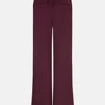 Productfoto van de achterkant van de solange pants van ydence in een burgundy kleur.