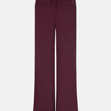 Productfoto van de achterkant van de solange pants van ydence in een burgundy kleur.