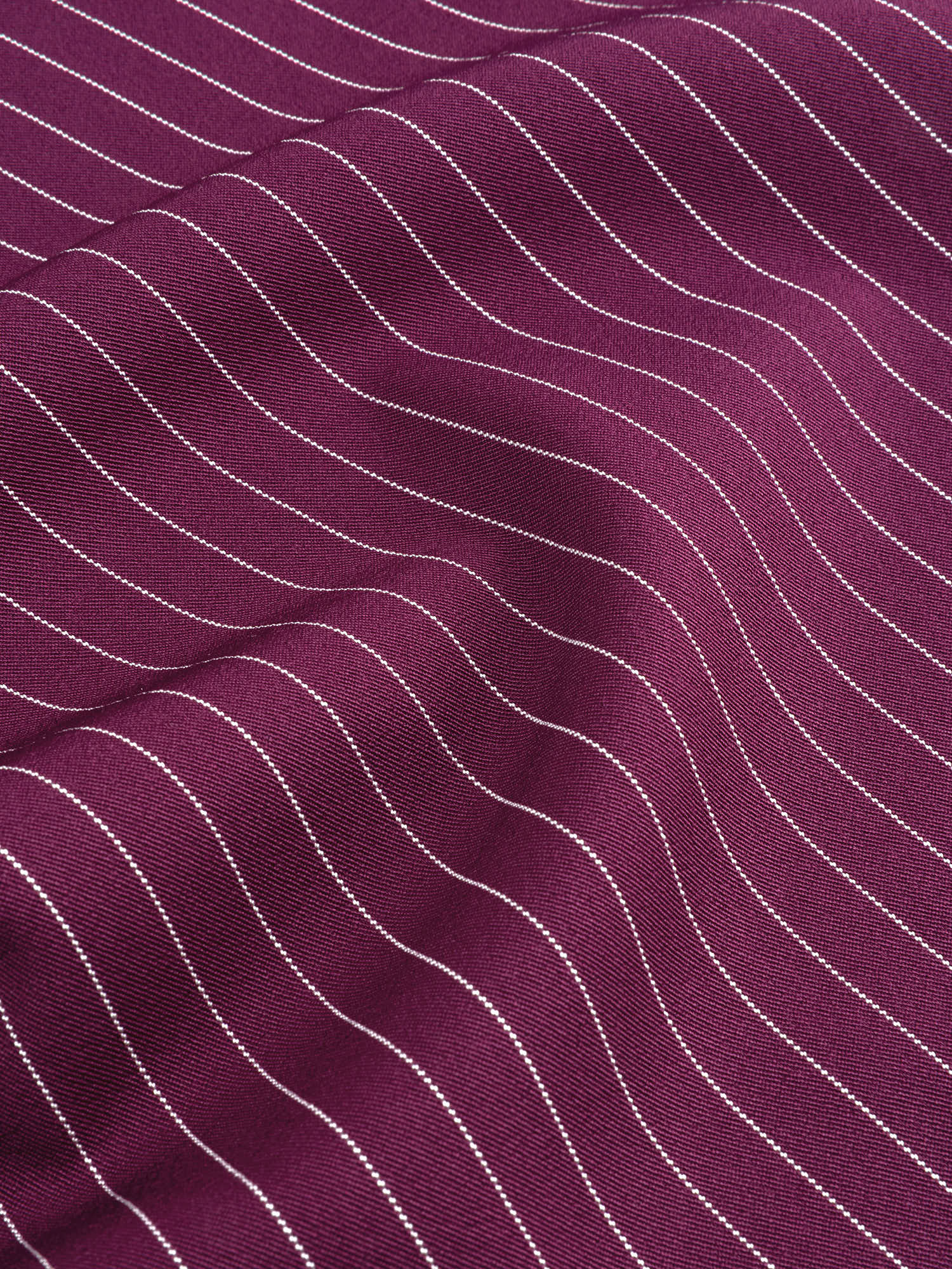 Detailopname van de stof van een broek in pruim | Ydence Winleigh | Jo&Co Club
