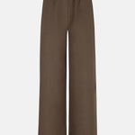 Productfoto van de voorkant van de yade pants van ydence in de kleur mud.