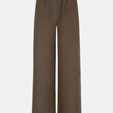 Productfoto van de voorkant van de yade pants van ydence in de kleur mud.