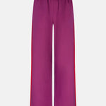 Productfoto van de voorkant van de zizi pants van ydence in fachsia met rode streep aan de zijkant.