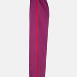 Zijkant van de zizi pants van ydence in fuchsia met rode streep.
