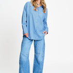 Volledige look met de geruite blouse los gedragen over een wijde jeans.
