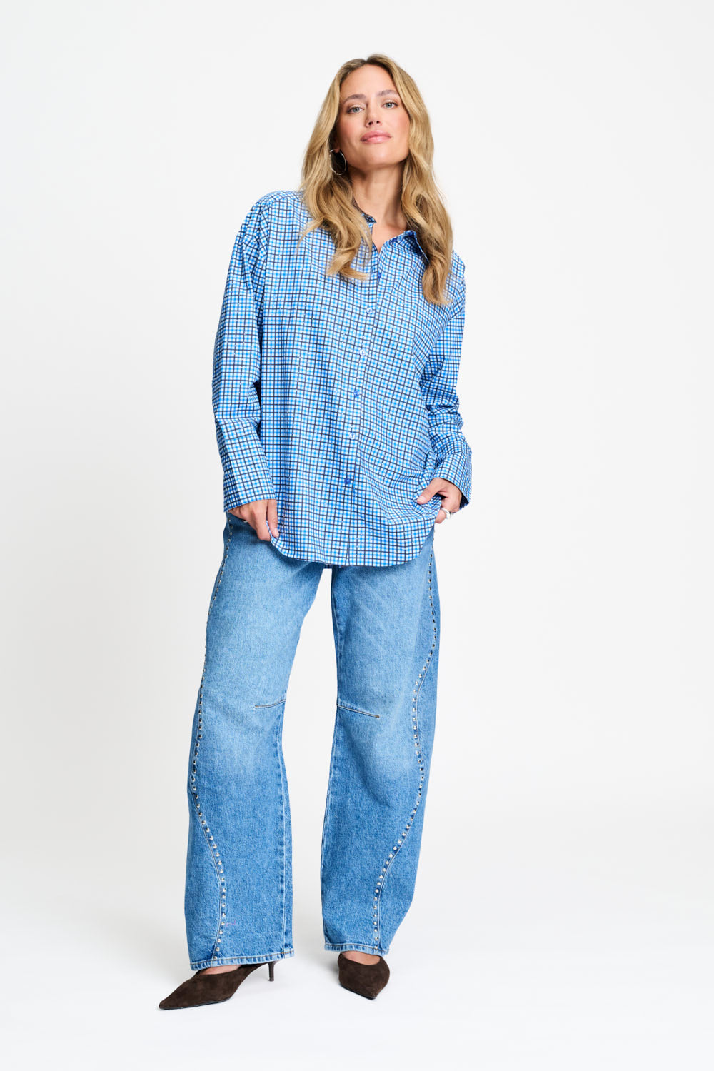 Volledige look met de geruite blouse los gedragen over een wijde jeans.