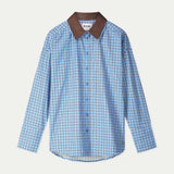 Productfoto van de geruite blouse plat gefotografeerd, met bruine kraag en knoopsluiting.