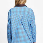 Achterkant van de blauw geruite blouse met verlaagde schouders en langer achterpand.