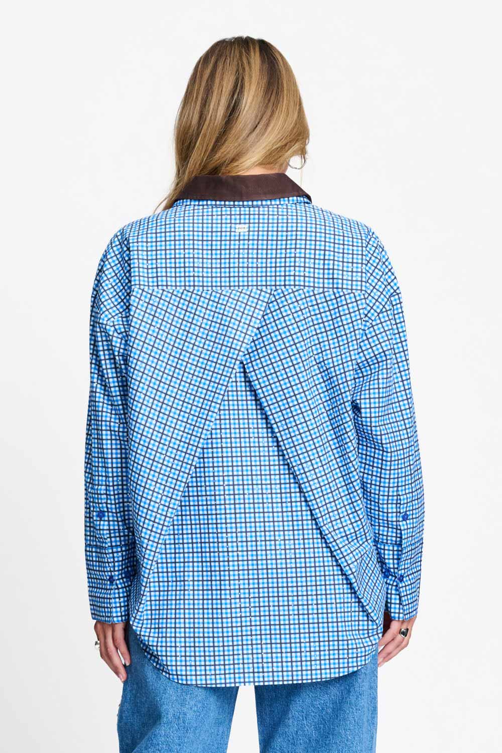 Achterkant van de blauw geruite blouse met verlaagde schouders en langer achterpand.