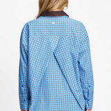 Achterkant van de blauw geruite blouse met verlaagde schouders en langer achterpand.