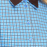 Detailfoto van de bruine kraag en de knopen van de blauw geruite blouse.