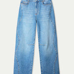 Productfoto van de wijde jeans plat gefotografeerd, met used wassing.