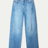 Productfoto van de wijde jeans plat gefotografeerd, met used wassing.