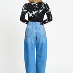 Achterkant van de mid blue jeans met vijf zakken en wijde pijpen.