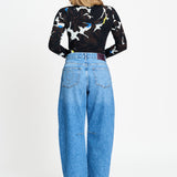 Achterkant van de mid blue jeans met vijf zakken en wijde pijpen.