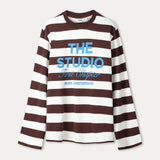 Productfoto van de gestreepte longsleeve plat gefotografeerd met de blauwe print.