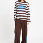 Volledige look met de gestreepte longsleeve op een bruine wijde broek.