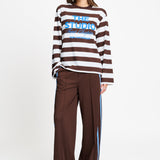 Volledige look met de gestreepte longsleeve op een bruine wijde broek.