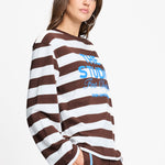 Gestreepte longsleeve met ronde hals, van dichtbij op de voorkant gefotografeerd.
