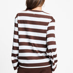 Achterkant van de bruin met witte gestreepte longsleeve.