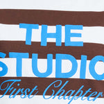 Detailfoto van de kobaltblauwe THE STUDIO print op de gestreepte longsleeve.