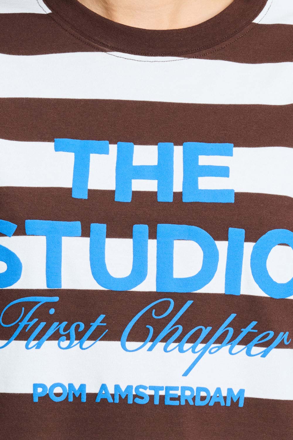 Detailfoto van de kobaltblauwe THE STUDIO print op de gestreepte longsleeve.
