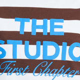 Detailfoto van de kobaltblauwe THE STUDIO print op de gestreepte longsleeve.