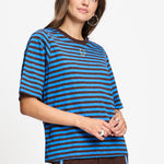 Model draagt het blauw met bruin gestreepte t-shirt Tyra van POM Amsterdam.