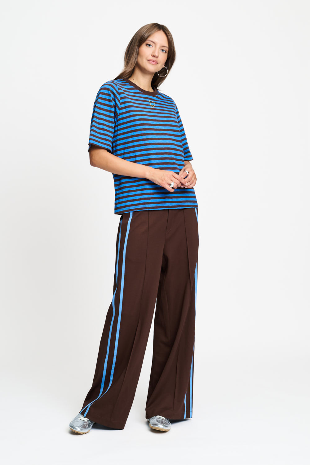Volledige look met het gestreepte t-shirt op een bruine wijde broek.