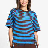 Gestreept t-shirt met ronde ribhals, van dichtbij op de voorkant gefotografeerd.