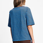 Achterkant van het blauw met bruin gestreepte t-shirt.