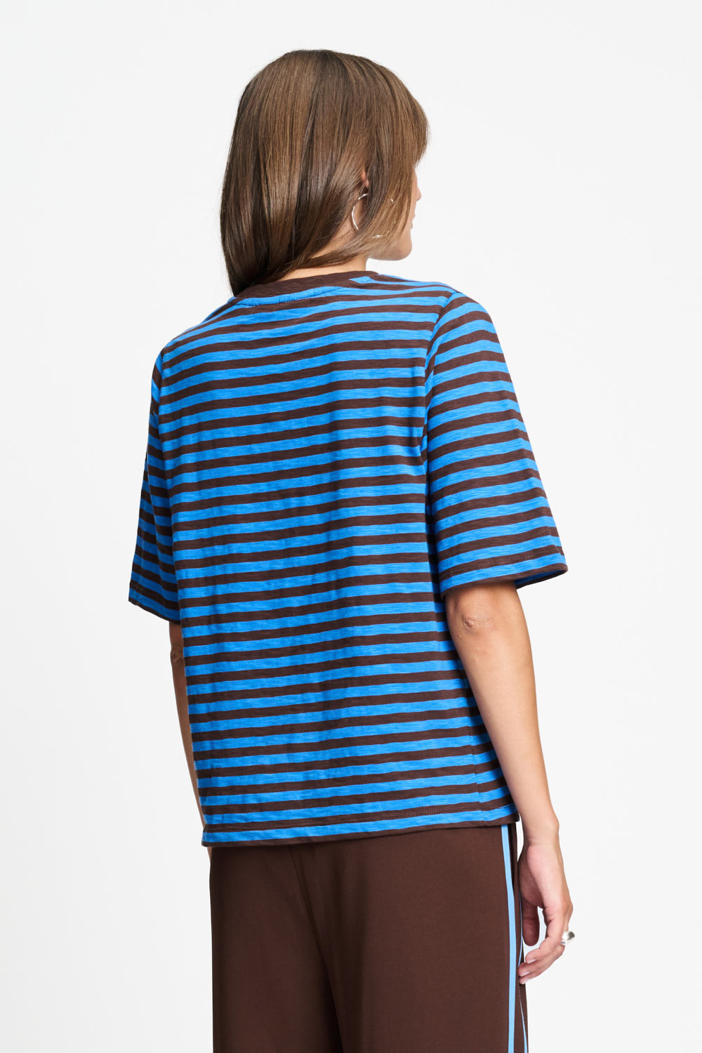 Achterkant van het blauw met bruin gestreepte t-shirt.
