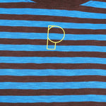 Detailfoto van de gele geborduurde P op het gestreepte t-shirt.