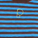 Detailfoto van de gele geborduurde P op het gestreepte t-shirt.