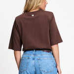 Achterkant van het bruine t-shirt met boxy pasvorm.
