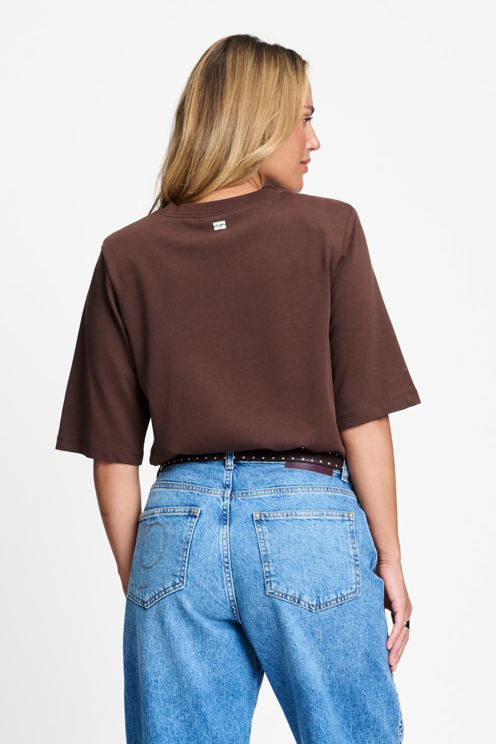Achterkant van het bruine t-shirt met boxy pasvorm.