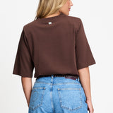 Achterkant van het bruine t-shirt met boxy pasvorm.