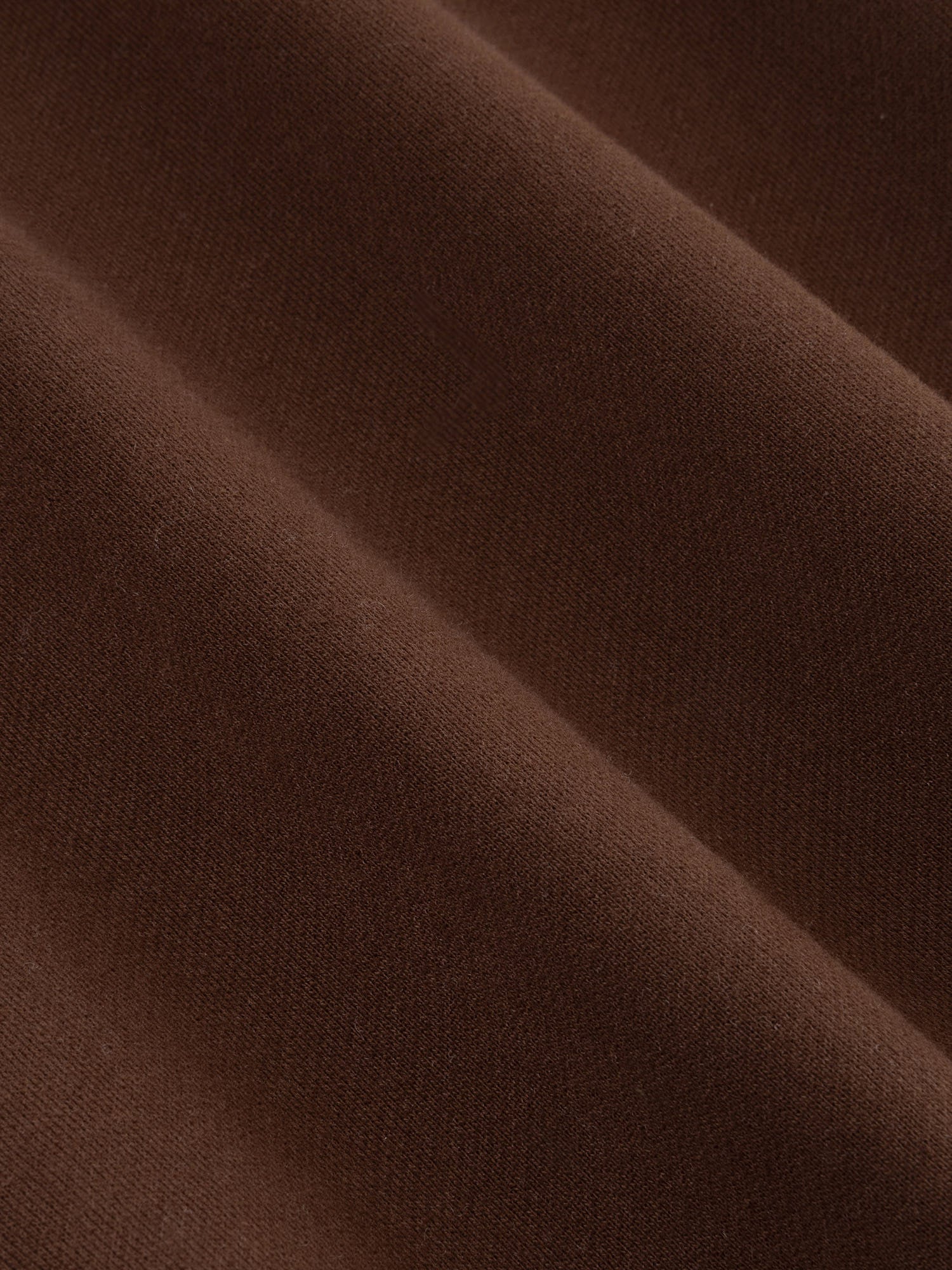 Detailopname van de stof van een trui in bruin | Ydence Iconic | Jo&Co Club
