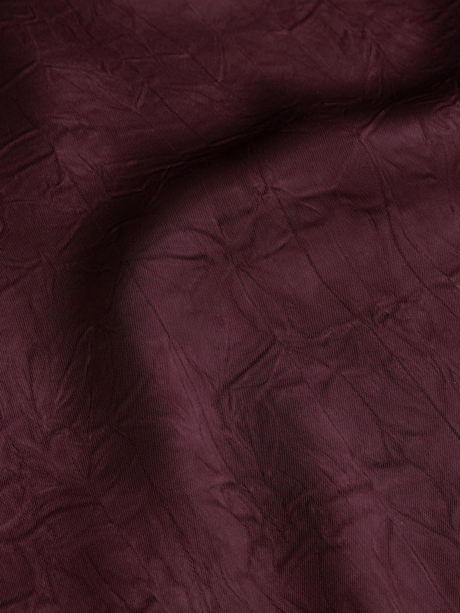 Detailopname van de stof van een top in pruim | Ydence Camille | Jo&Co Club