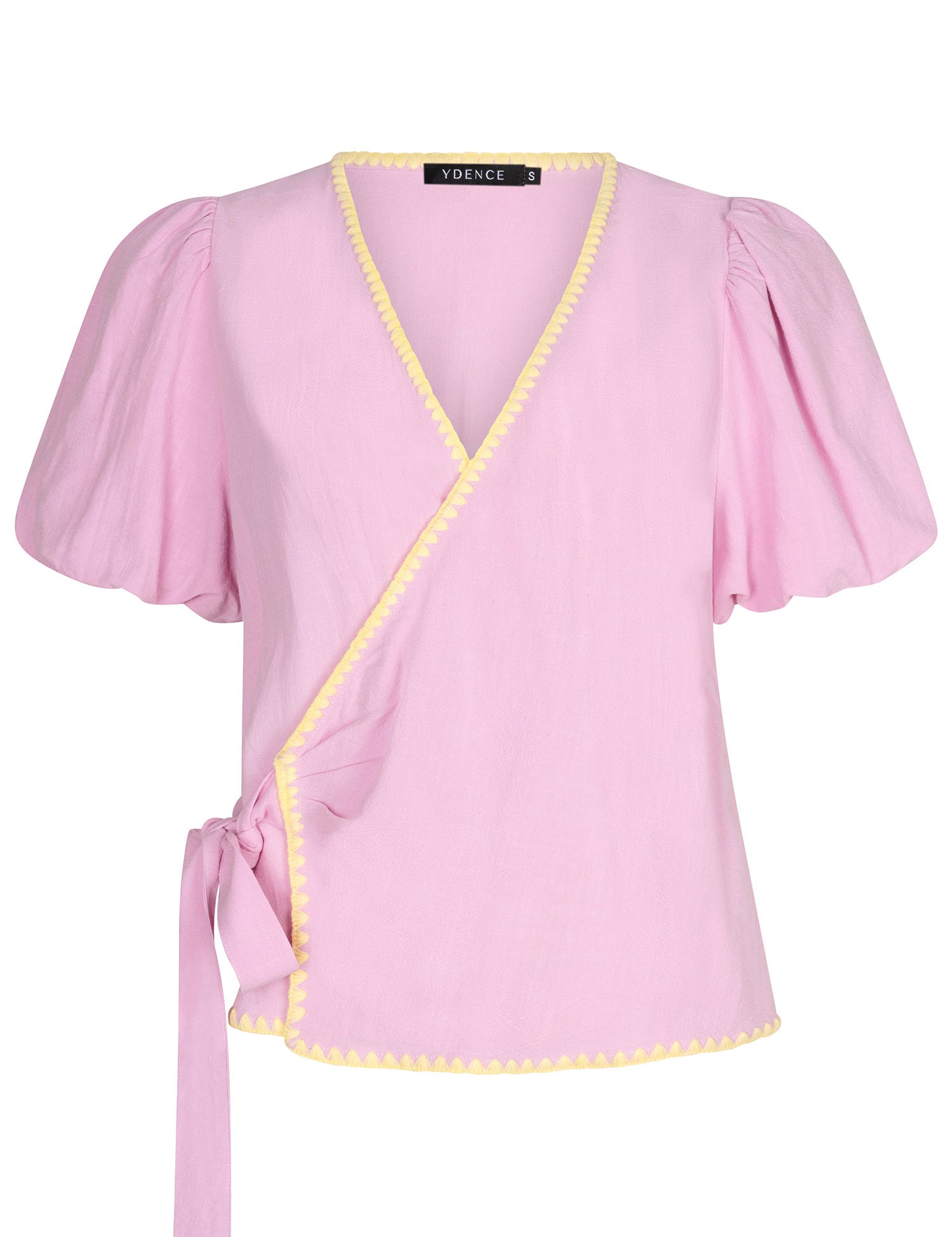 Een vrijstaande productfoto van een lila-roze wikkelblouse met korte pofmouwen | Ydence Ellis | Jo&Co Club